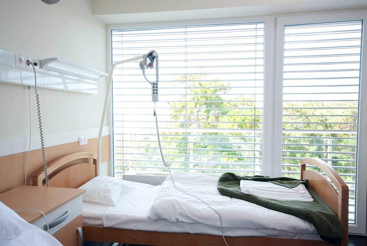 Фото больничной палаты с капельницей кровати